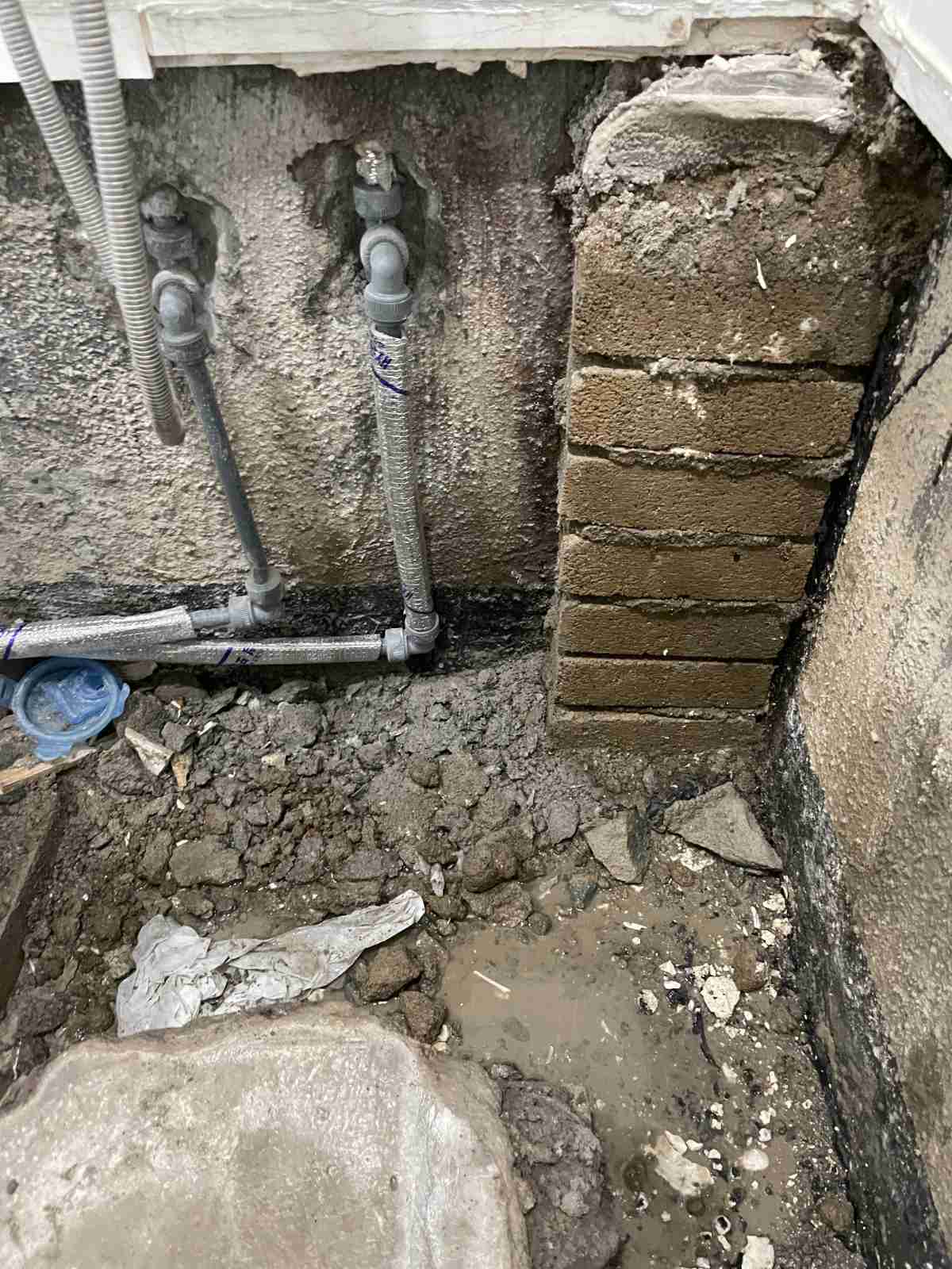 역북동 보성아파트 욕조 하부 배관 작업 전 접합부 이탈 상태