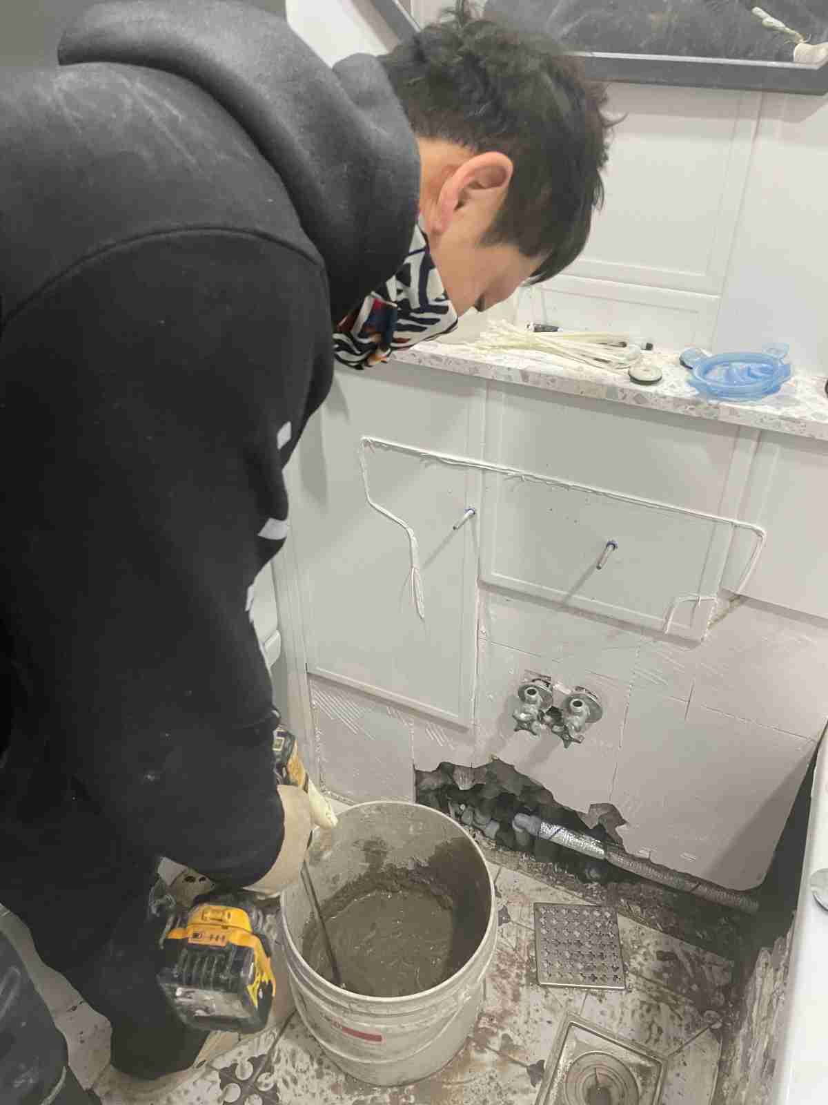 용인 처인구 역북동 보성아파트 방수 복구 작업 전 배관 노출 상태