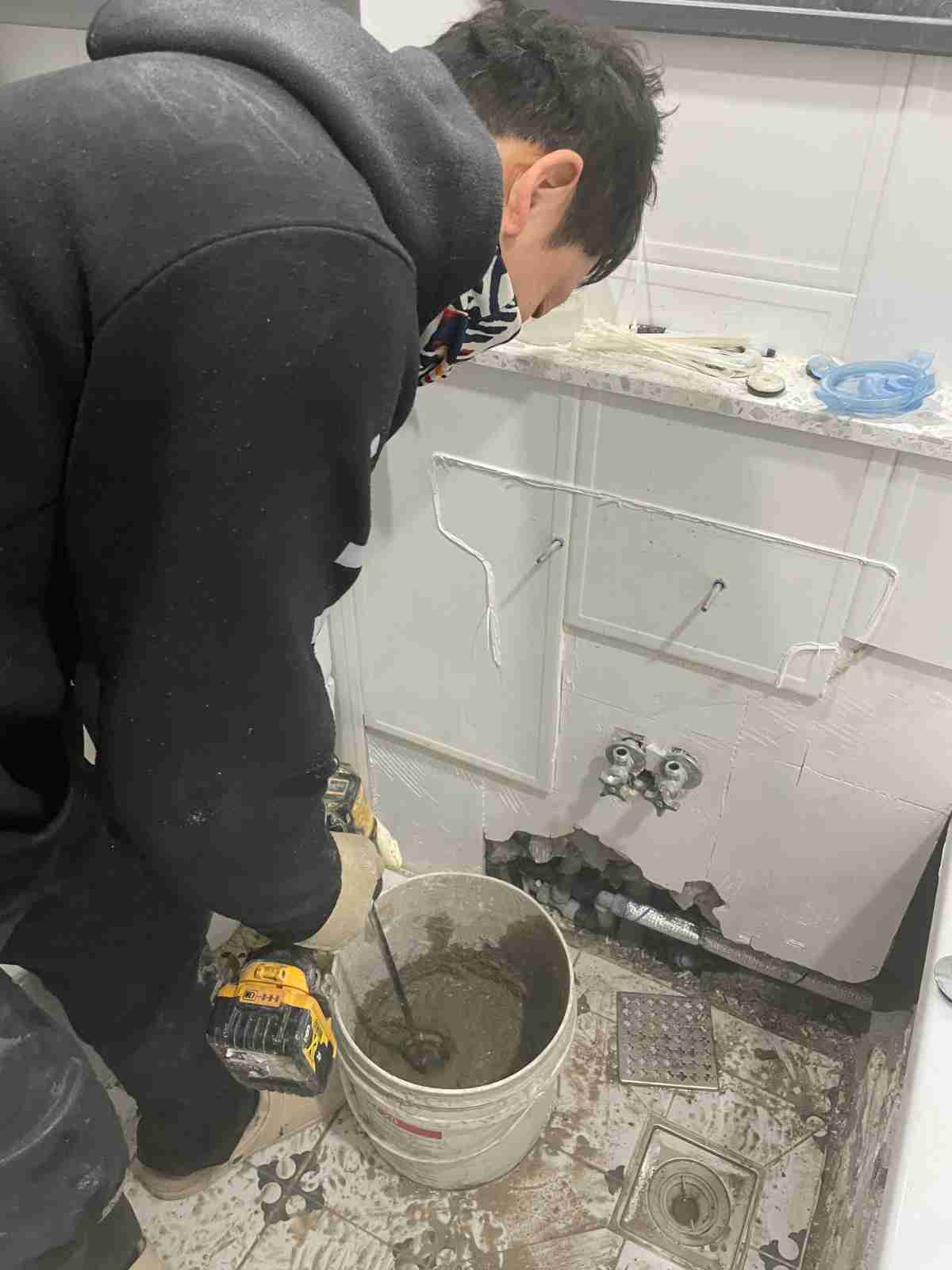 역북동 보성아파트 화장실 복구 전 욕조 철거 바닥 상태