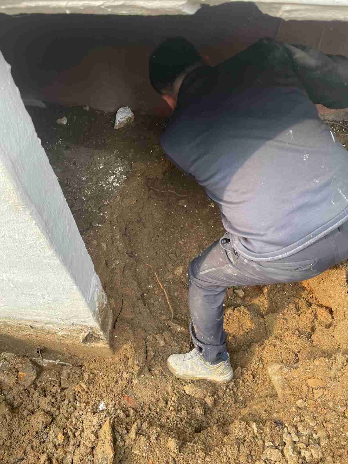 벽체 개방 후 노출된 메인 급수배관 - 연결부 부식 및 누수 현장 확인
