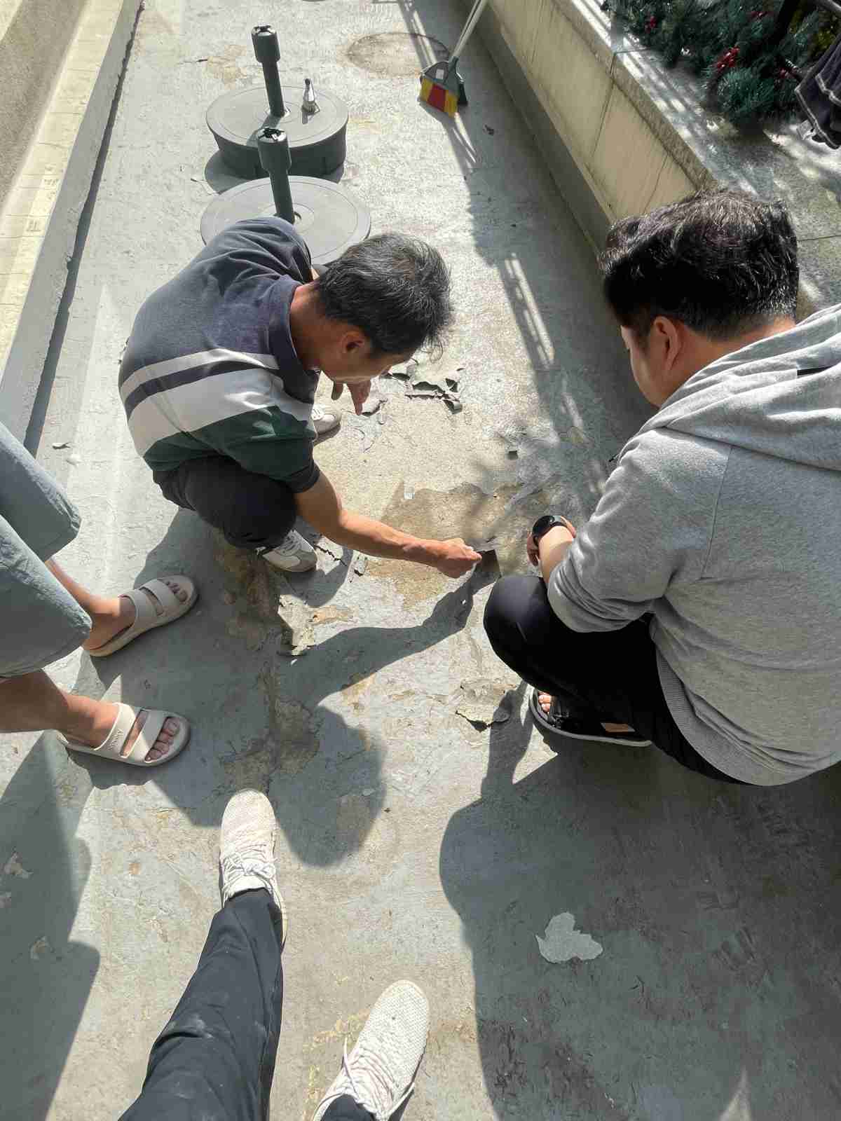 기흥구 옥상 배수구 주변 점검 - 마감 부실 및 노후 흔적 확인