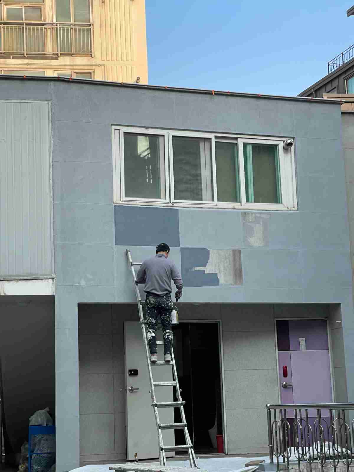기흥구 상가 외벽 우레탄 2차 방수 도포 진행 클로즈업
