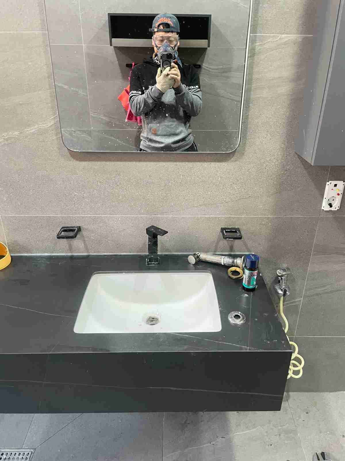 세면대 배관 이음새 석회질 침착 및 나사산 손상 누수 원인 확인