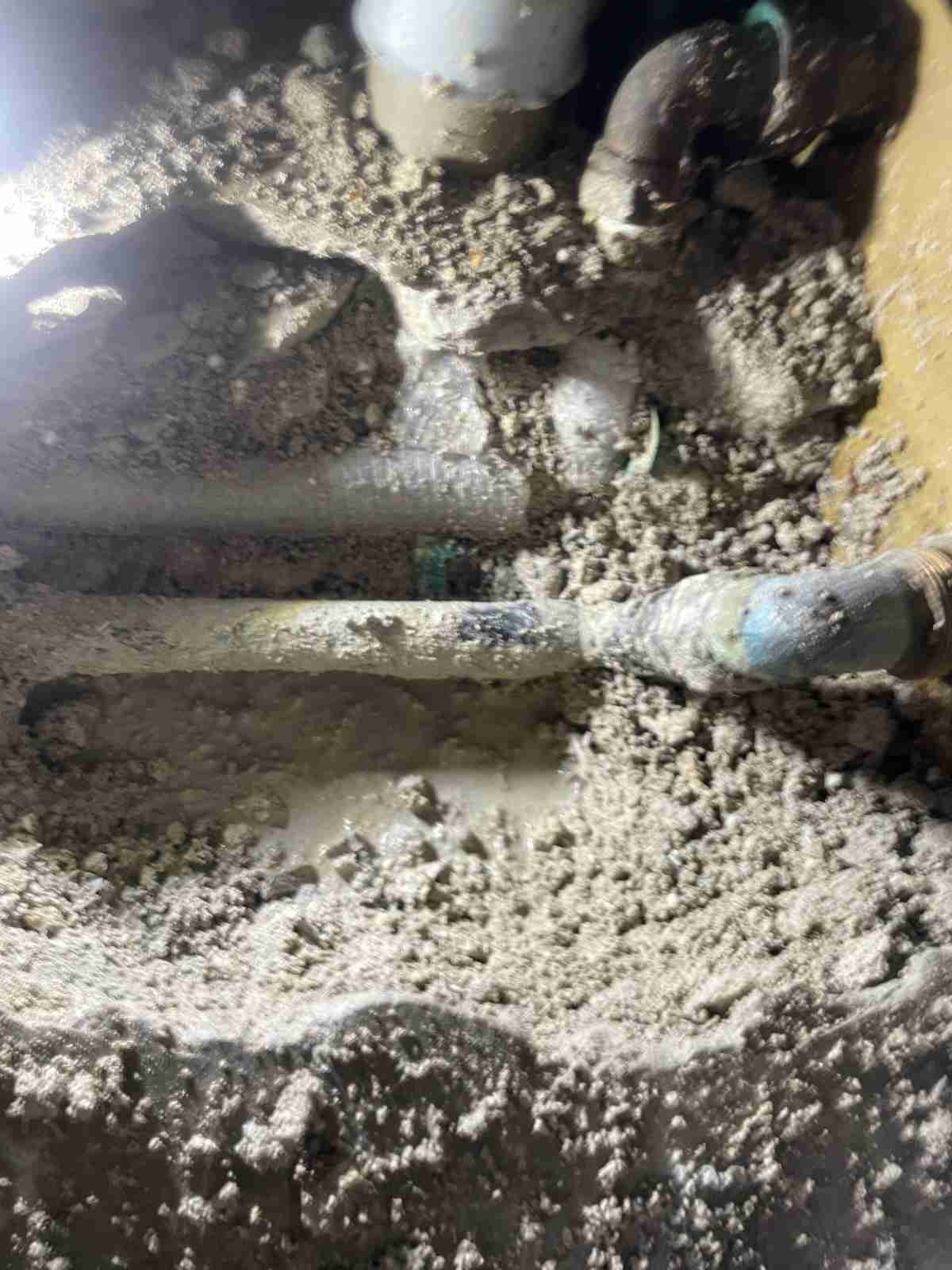 철거한 노후 난방 분배기 내부 부식 및 스케일 상태 - 용인 기흥구 누수 원인
