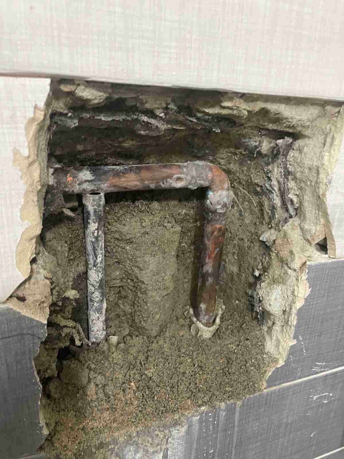 샤워장 벽체 하단 급탕 배관 누수 지점 특정 - 청음 교차 확인