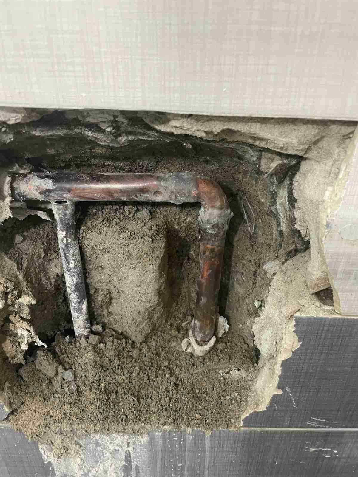 스포츠센터 샤워장 노후 급탕 배관 절단 및 제거 작업