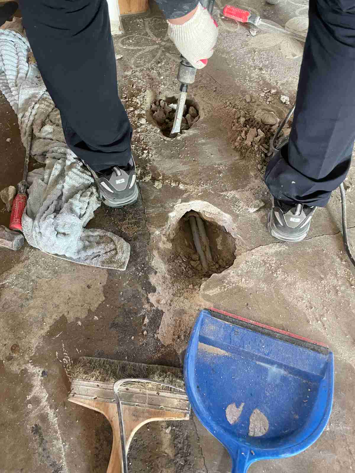 기흥구 상가 바닥 매립 배관 누수 지점 노출 - 부식 배관에서 물이 새는 모습