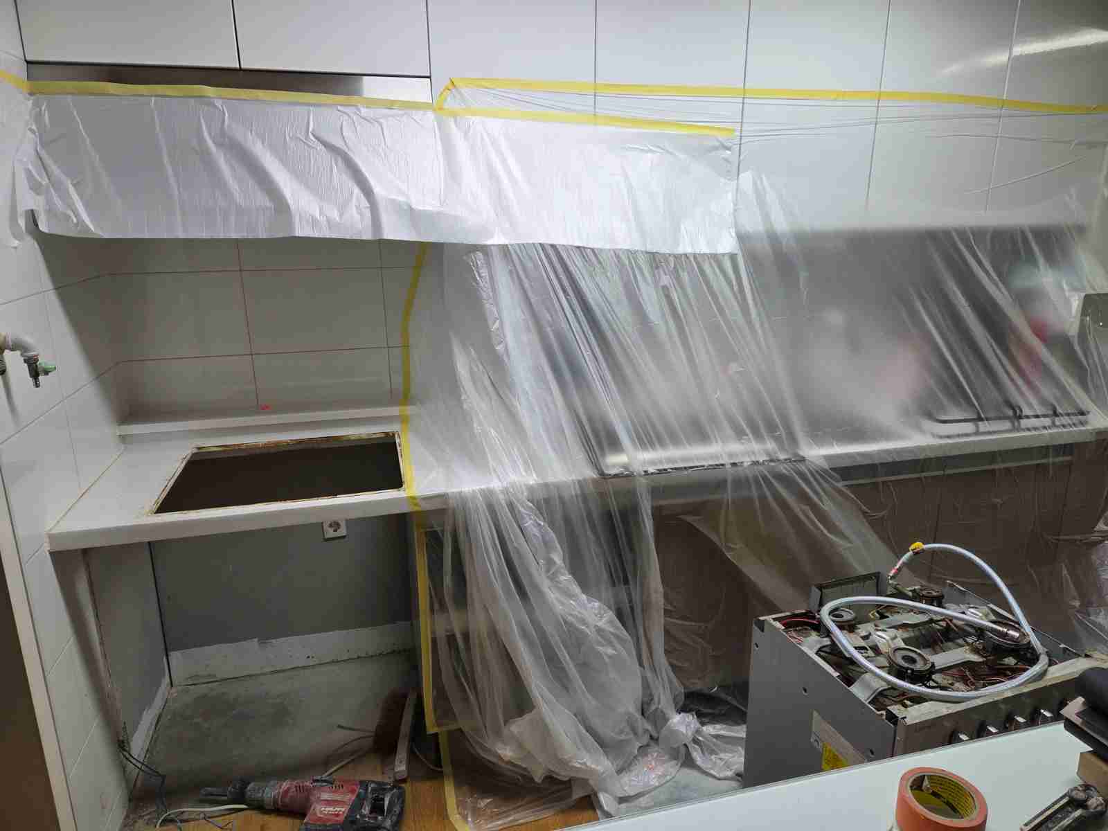 주방 배관 연결부 약화 및 인접 구간 노후 상태 확인