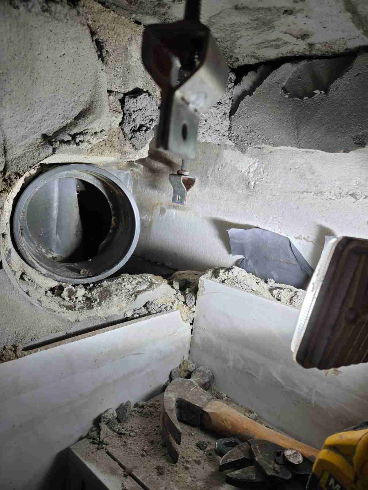기흥구 화장실 천정 배관 접합면 정리 및 신규 시공 준비