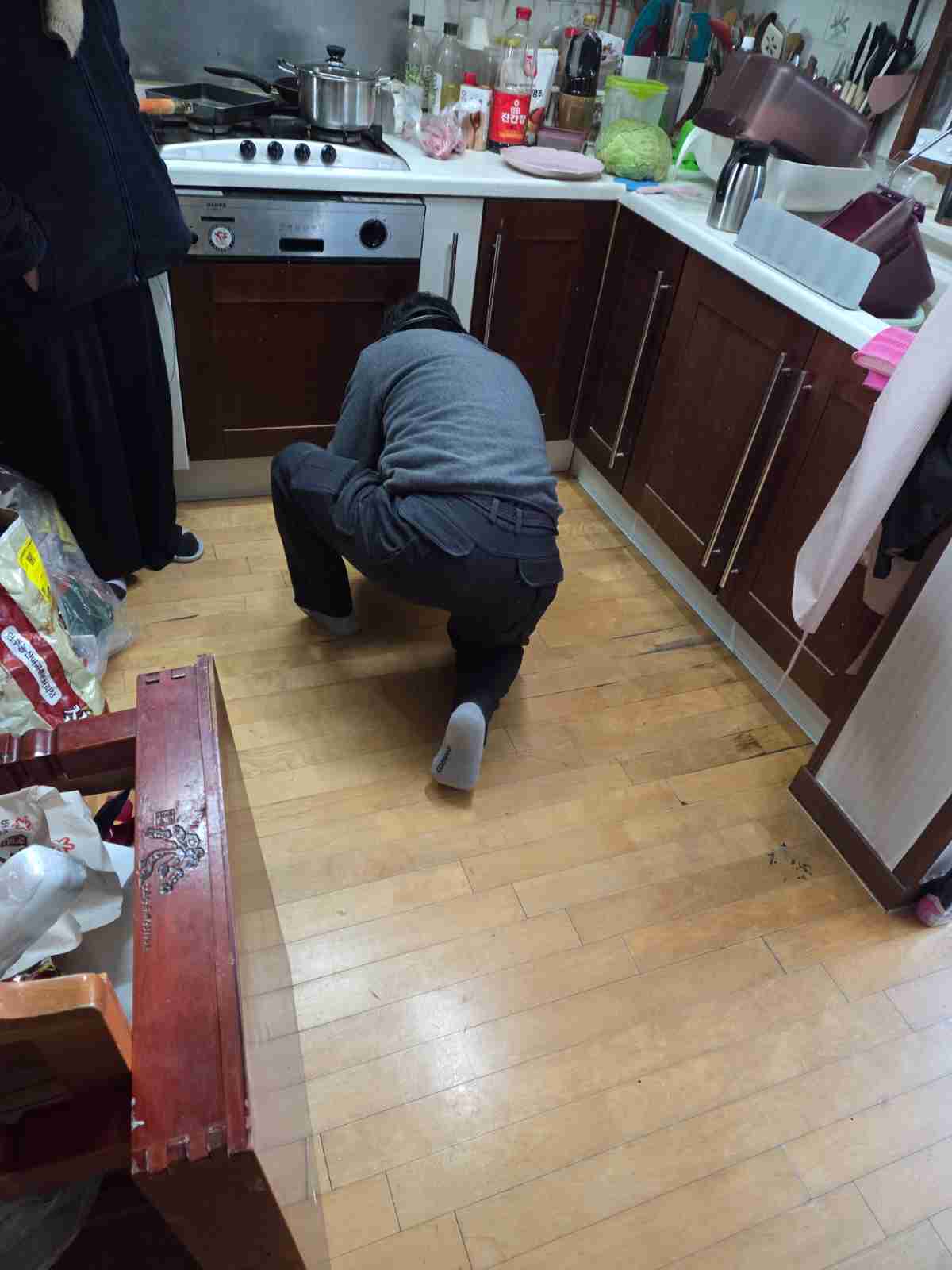 기흥구 동백역월드메르디앙 싱크대 하부 배관 주변 물 자국 흐름 확인