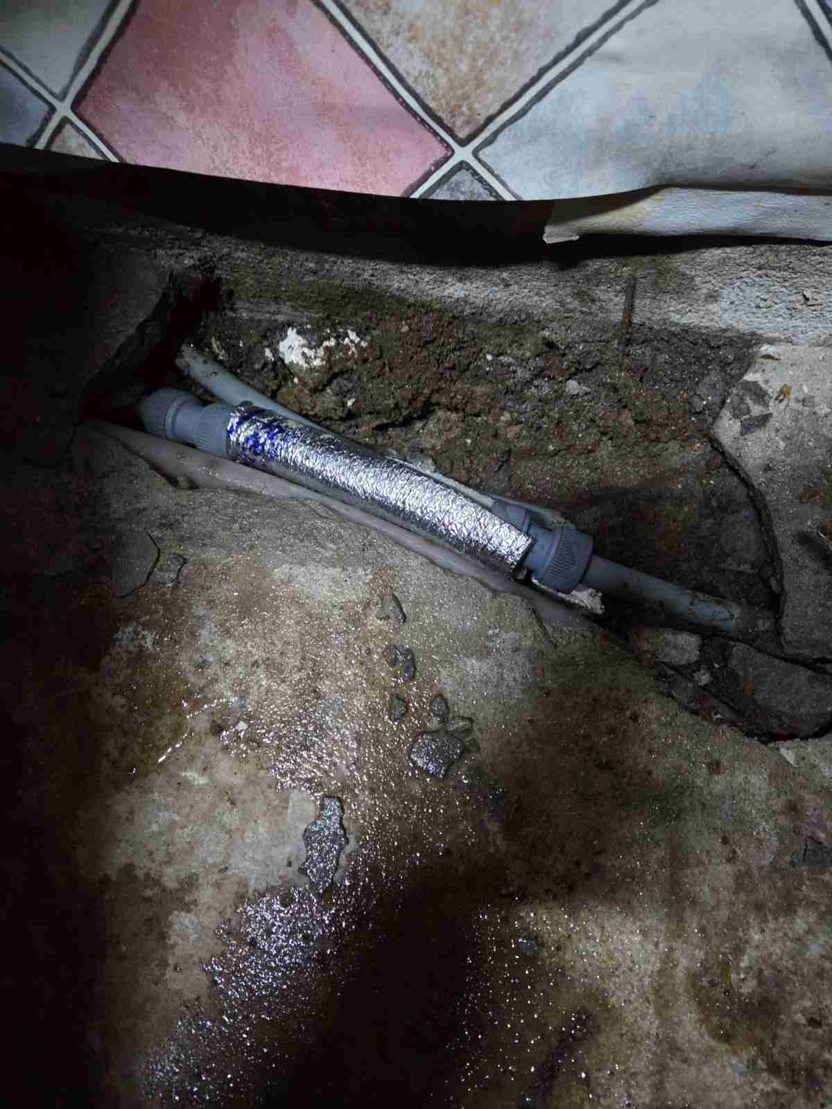 기름보일러 난방배관 내부 슬러지 누적 및 부식 손상 상태 확인